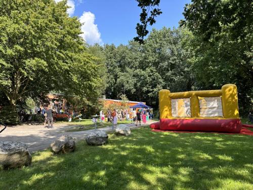 Außenbereich und Hüpfburg: Rückblick Sommerfest 2023